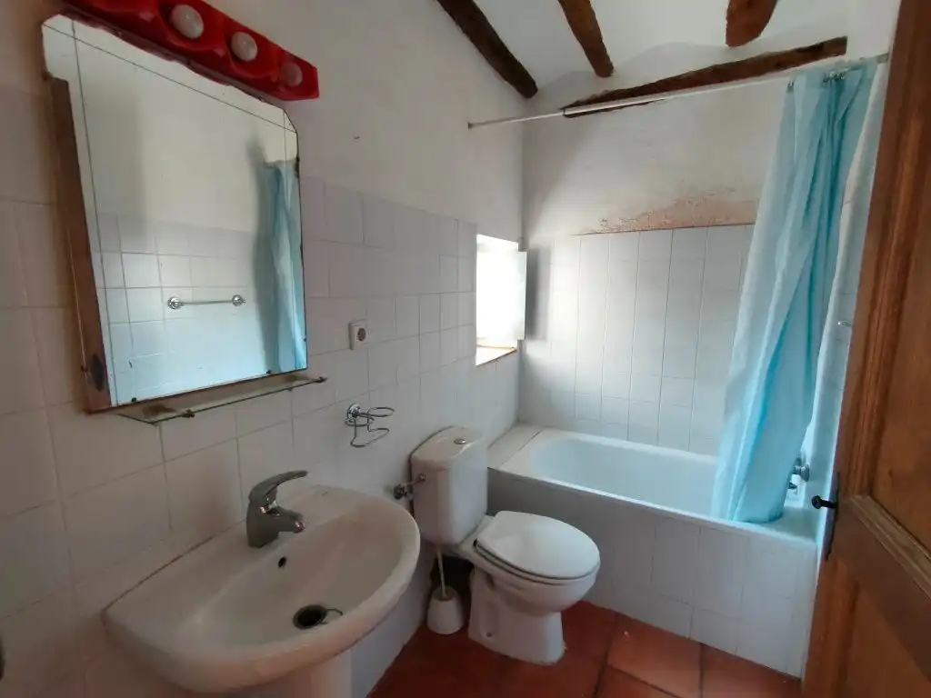 Badezimmer von Einfamilien-Reihenhaus zum Verkauf in Valderrobres mit Heizung, Terrasse und Abstellraum