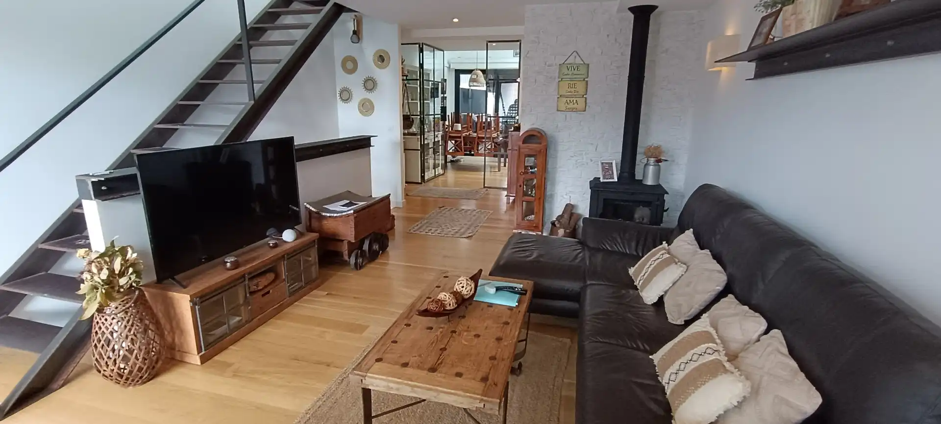 Sala d'estar de Casa adosada en venda en Sopela amb Calefacció, Jardí privat i Parquet