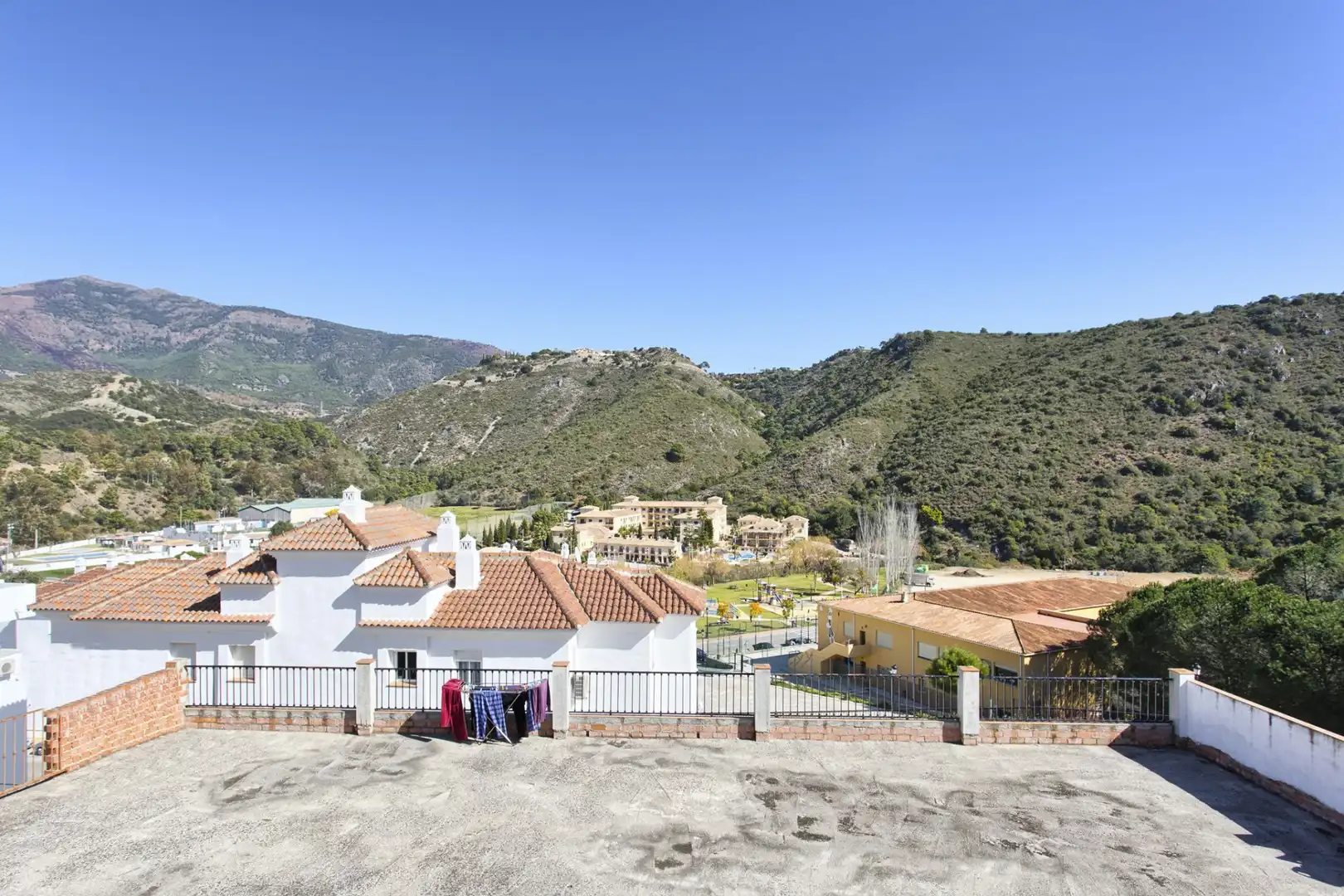 Adossat amb terrassa en venda a Benahavís pueblo, imagen 3