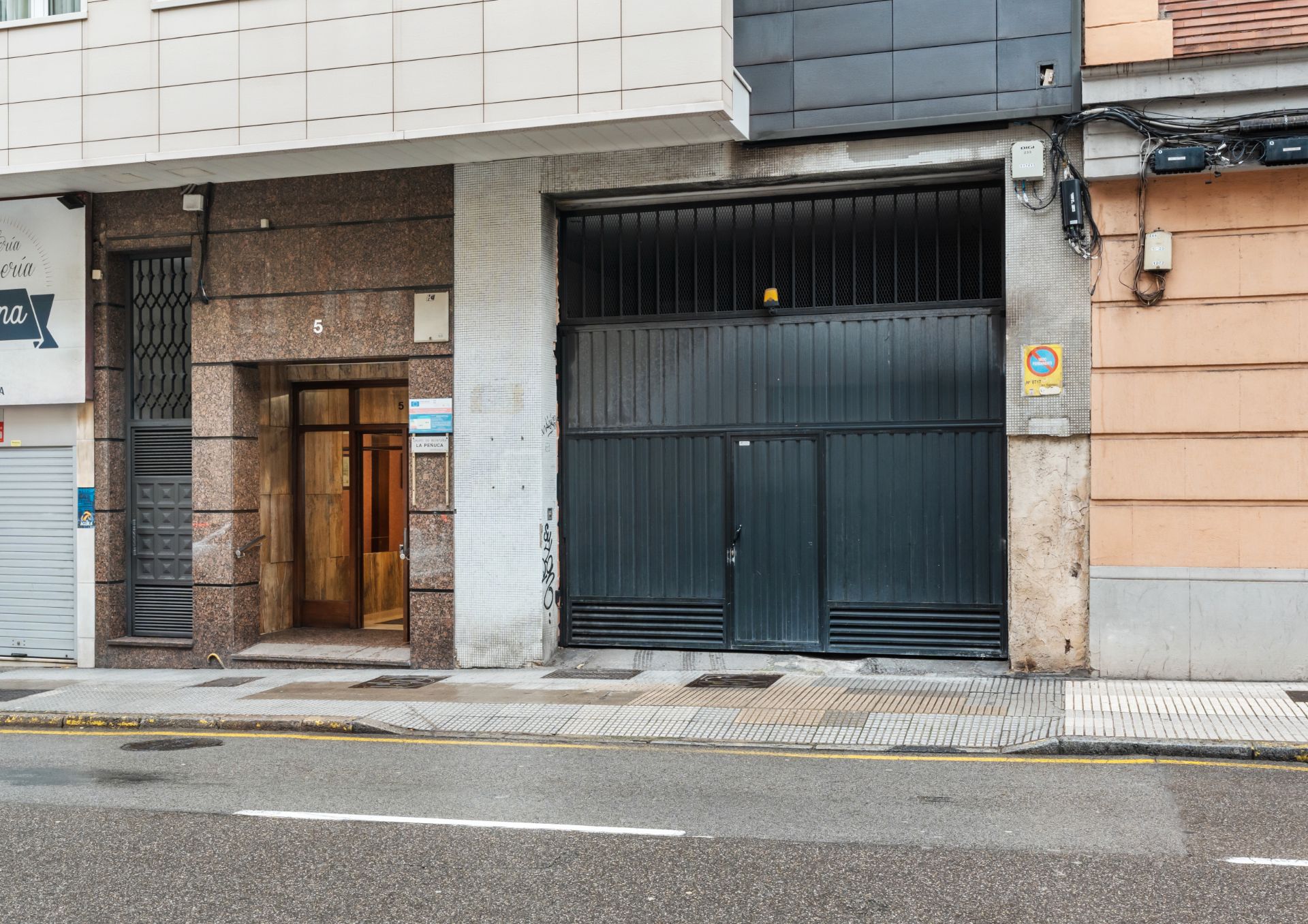 Vista exterior de Garatge en venda en Gijón 