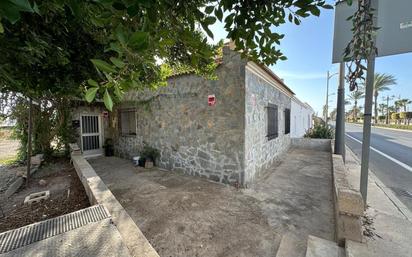 Vista exterior de Casa o xalet en venda en Roquetas de Mar amb Jardí privat
