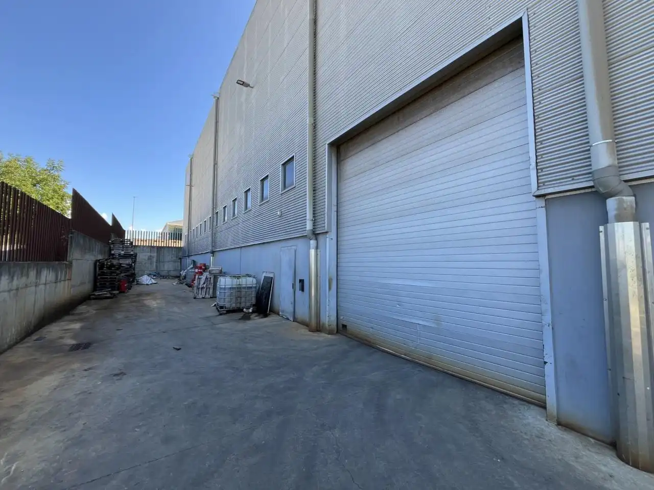 Vista exterior de Nave industrial en venta en Manlleu con Alarma