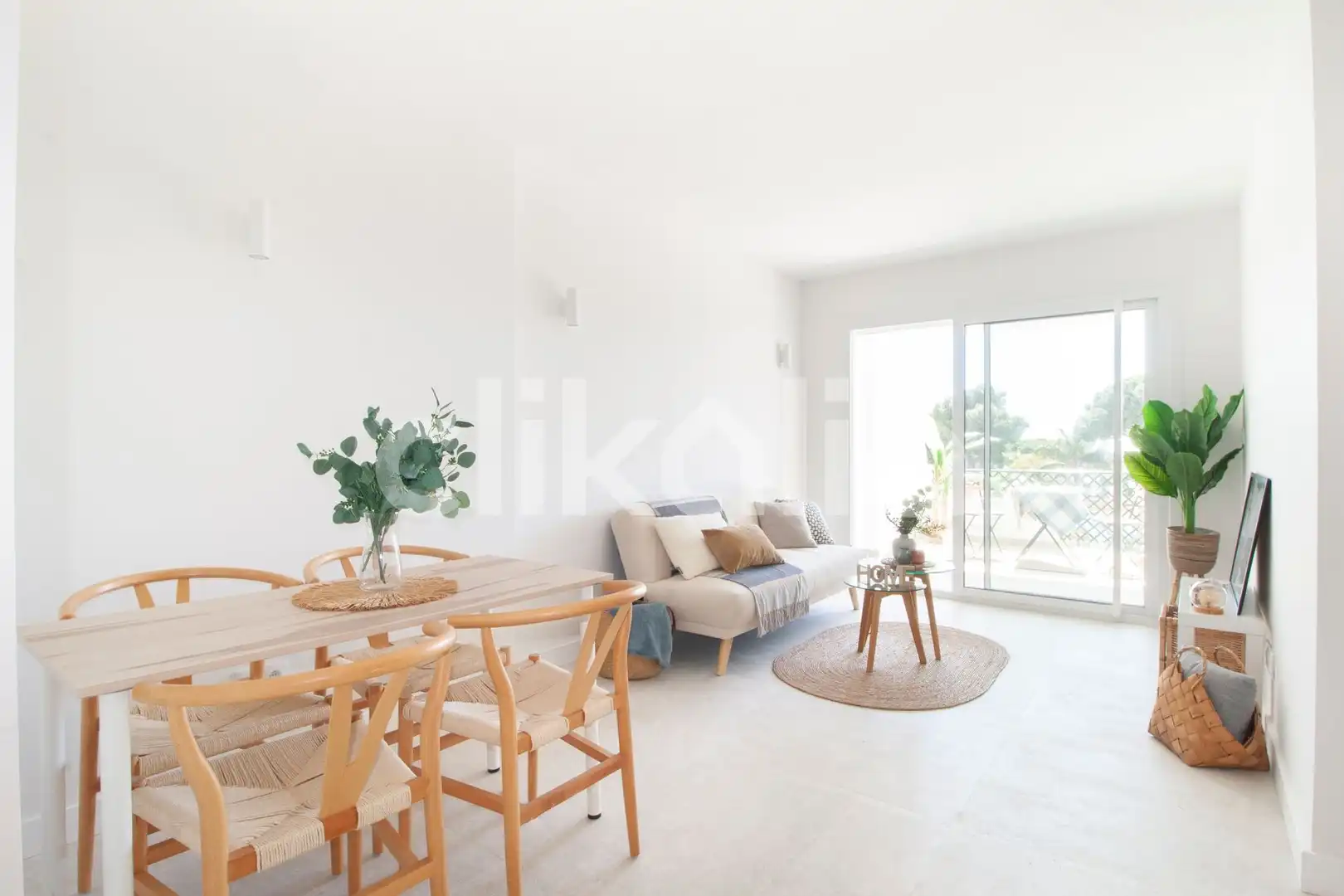 Living room of Flat for sale in Marbella  with Air Conditioner, Terrace and Swimming Pool