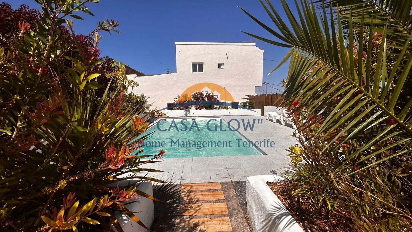 Vista exterior de Casa o xalet en venda en Arico amb Aire condicionat, Jardí privat i Terrassa