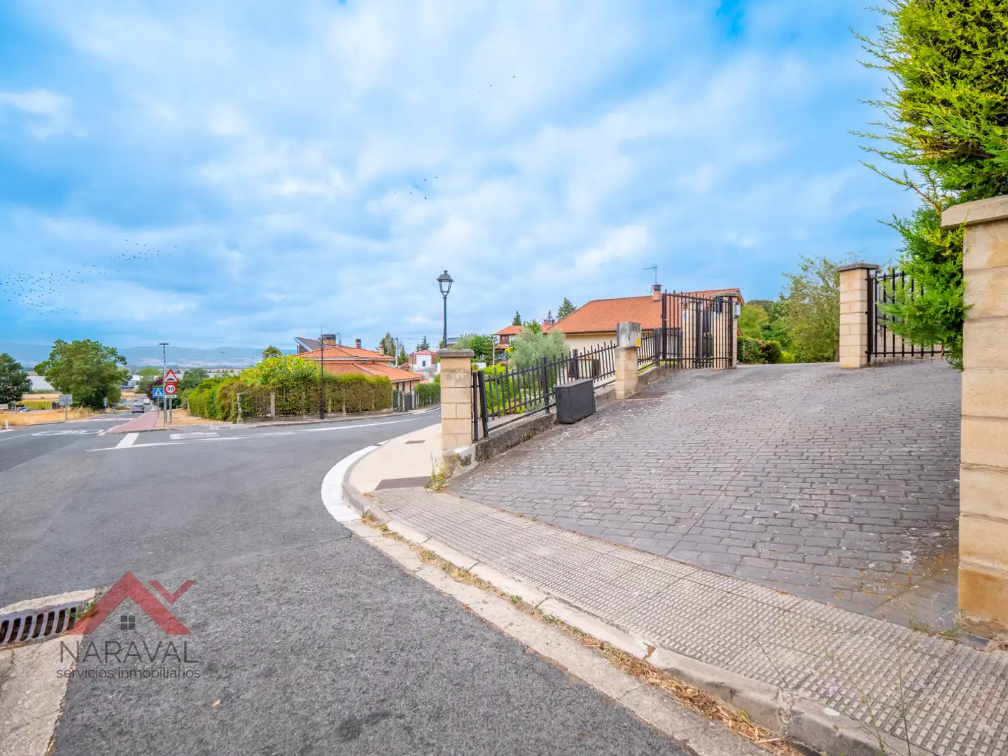 Vista exterior de Casa o xalet en venda en Zigoitia amb Calefacció, Jardí privat i Parquet