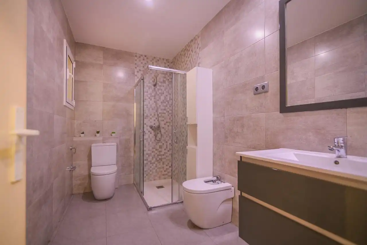 Badezimmer von Wohnung zum Verkauf in Manresa mit Balkon
