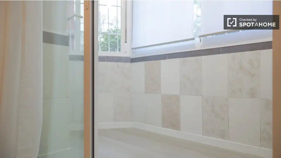 Bathroom of Flat for rent in Madrid  with Air Conditioner, Heating and Furnished