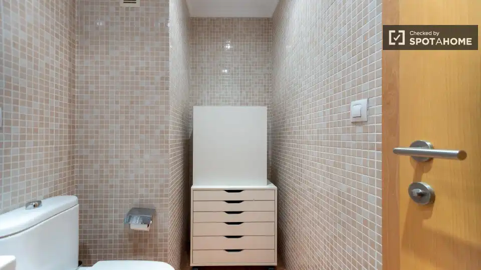 Baño de Piso de alquiler en Valencia con Aire acondicionado, Calefacción y Amueblado