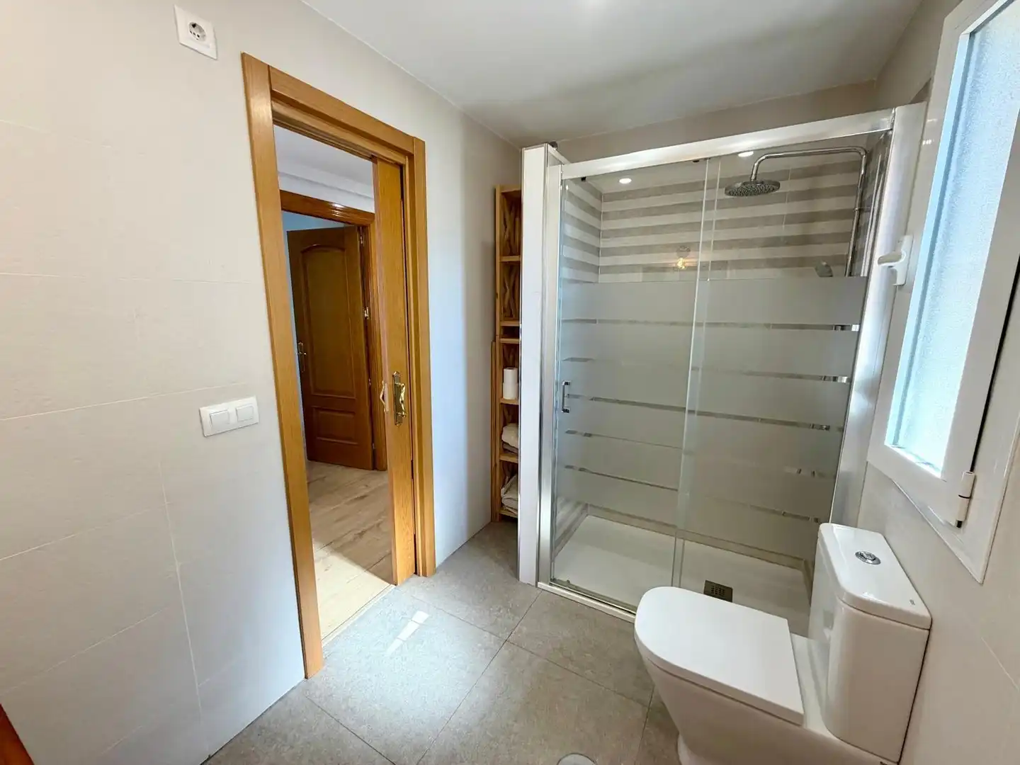 Baño de Piso en venta en Roquetas de Mar con Aire acondicionado, Terraza y Amueblado