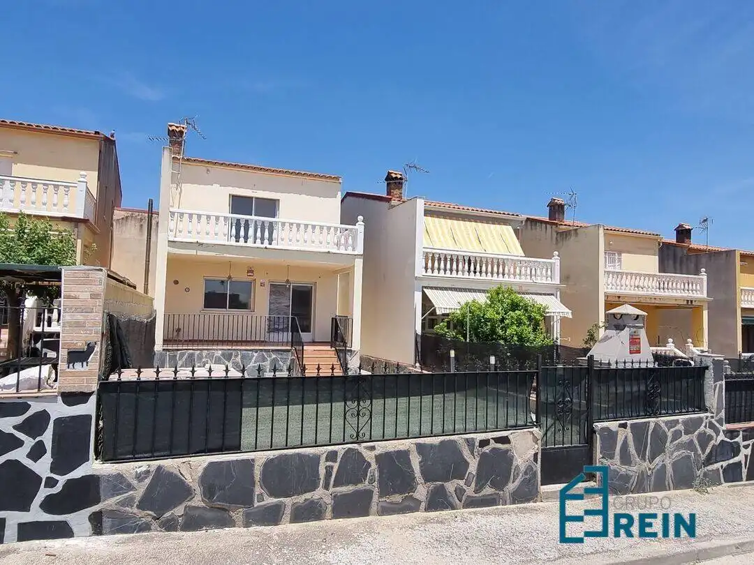 Vista exterior de Casa adosada en venda en Domingo Pérez amb Terrassa i Balcó