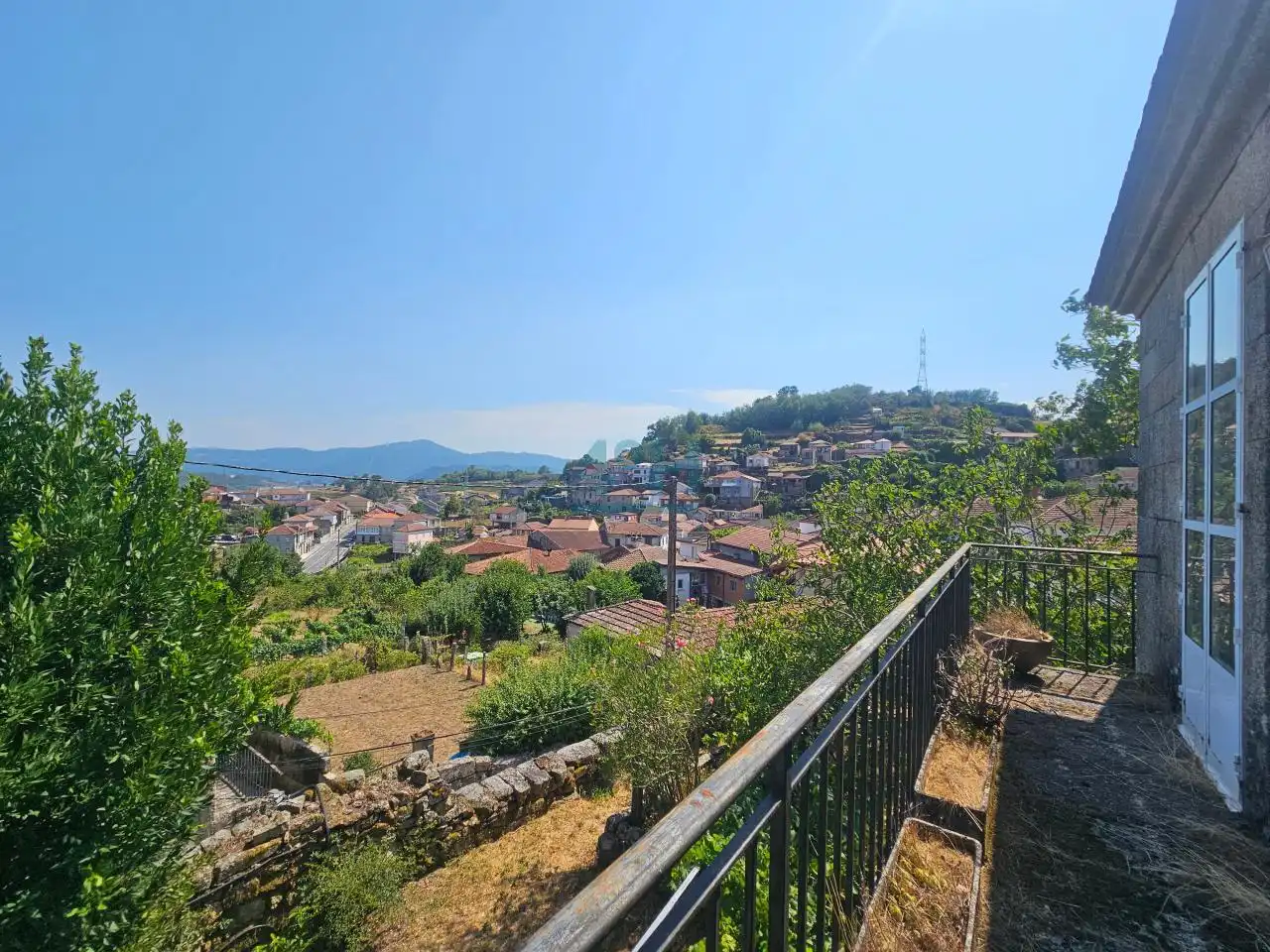 Finca rústica en venta en Beade  con Jardín privado y Amueblado