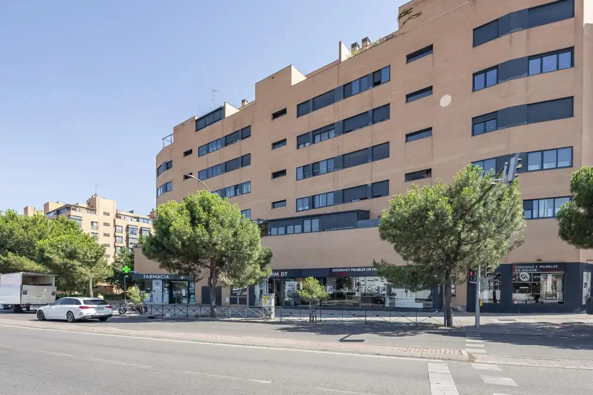 Vista exterior de Àtic en venda en Madrid amb Aire condicionat, Calefacció i Jardí privat