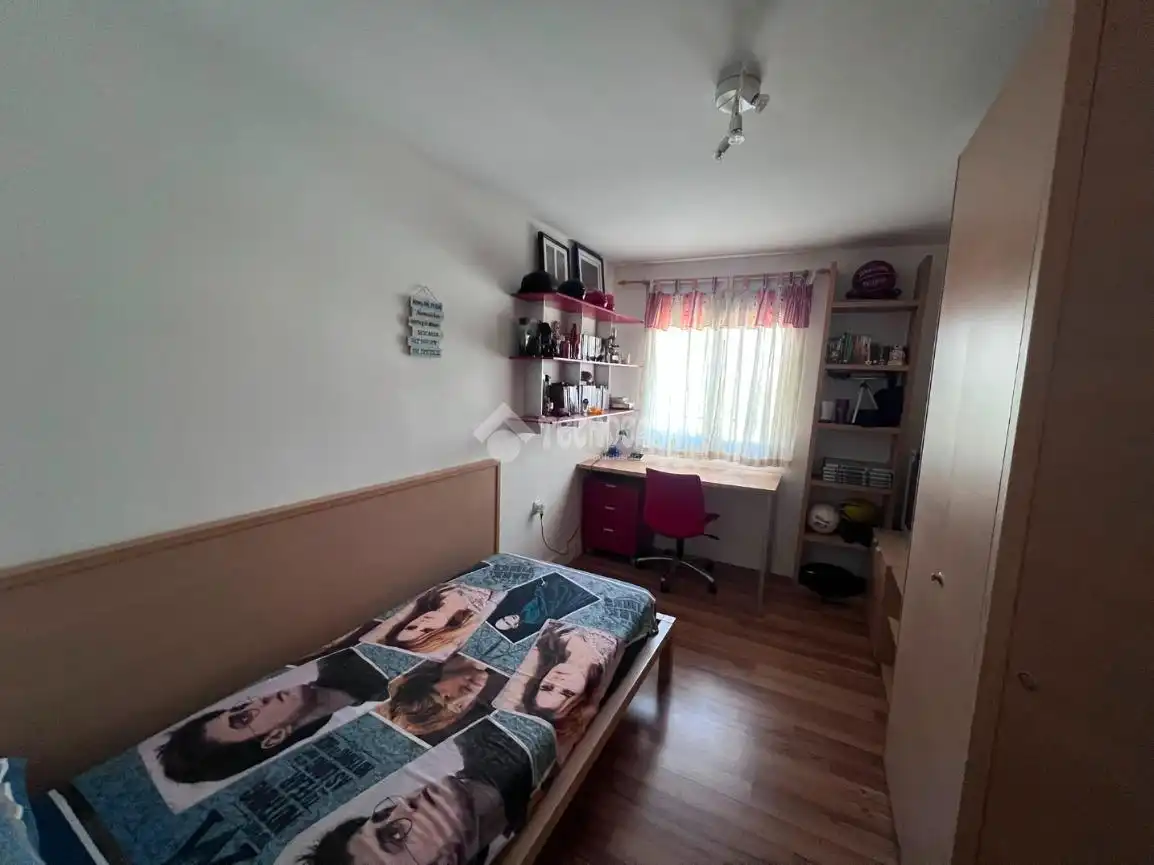 Dormitori de Casa adosada en venda en Jaén amb Aire condicionat i Piscina