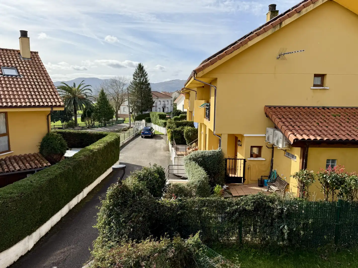 Vista exterior de Casa adosada en venta en Penagos con Calefacción, Jardín privado y Terraza