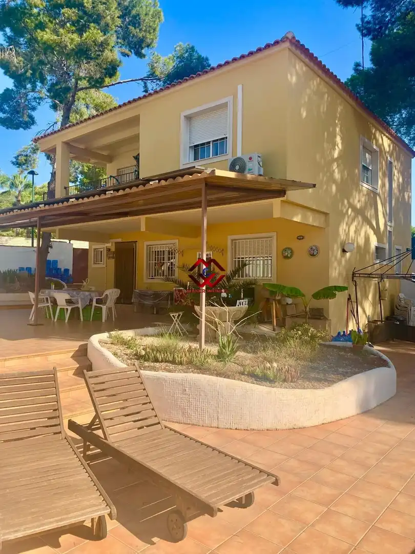 Chalet con terraza en venta en El Pinar de Campoverde
