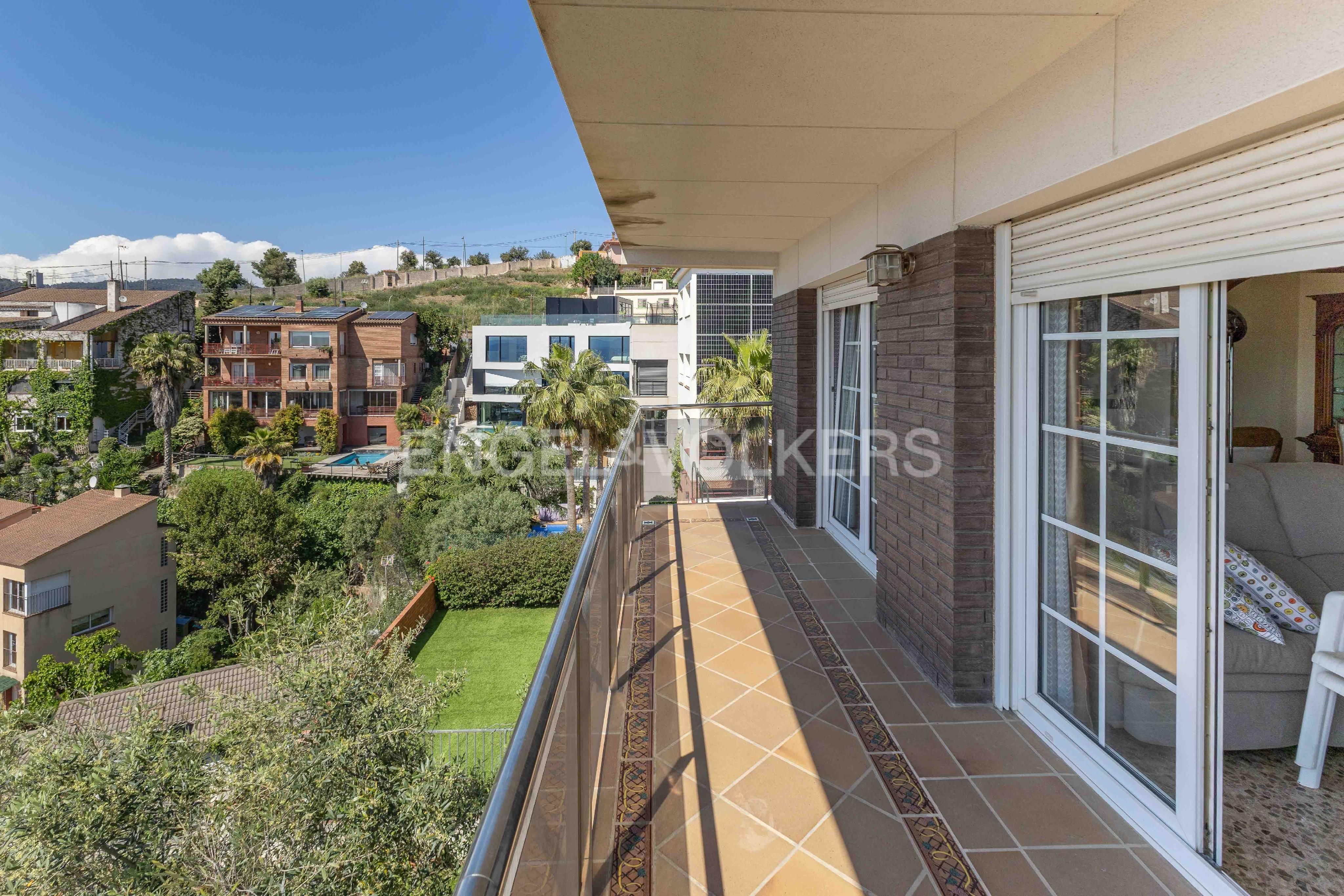 Vista exterior de Casa o xalet en venda en Esplugues de Llobregat amb Aire condicionat, Calefacció i Jardí privat