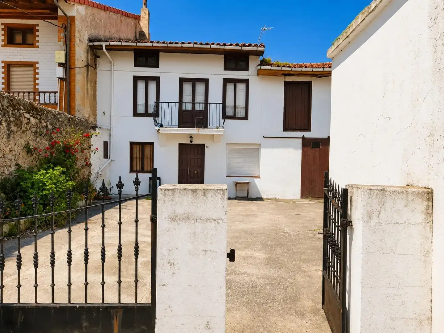 Vista exterior de Casa adosada en venda en Santa Cruz de Bezana amb Calefacció, Jardí privat i Traster