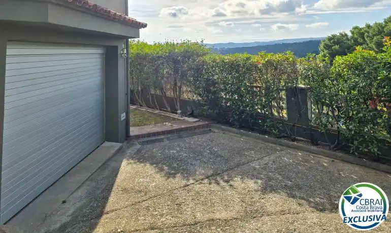 Aparcament de Casa o xalet en venda en La Jonquera amb Aire condicionat, Calefacció i Jardí privat