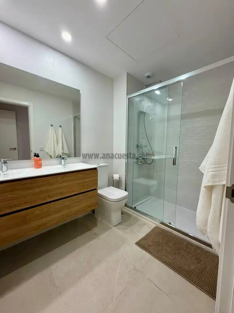 Baño de Apartamento de alquiler en Estepona Pueblo