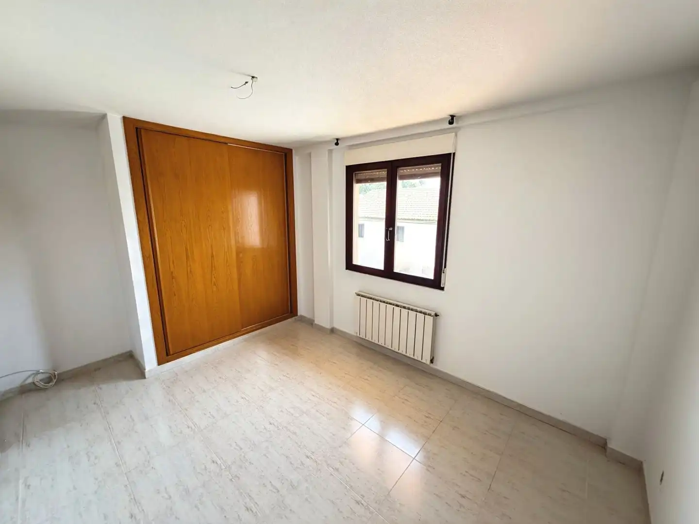 Habitación de Casa adosada en venta en Yunquera de Henares con Aire acondicionado, Calefacción y Jardín privado