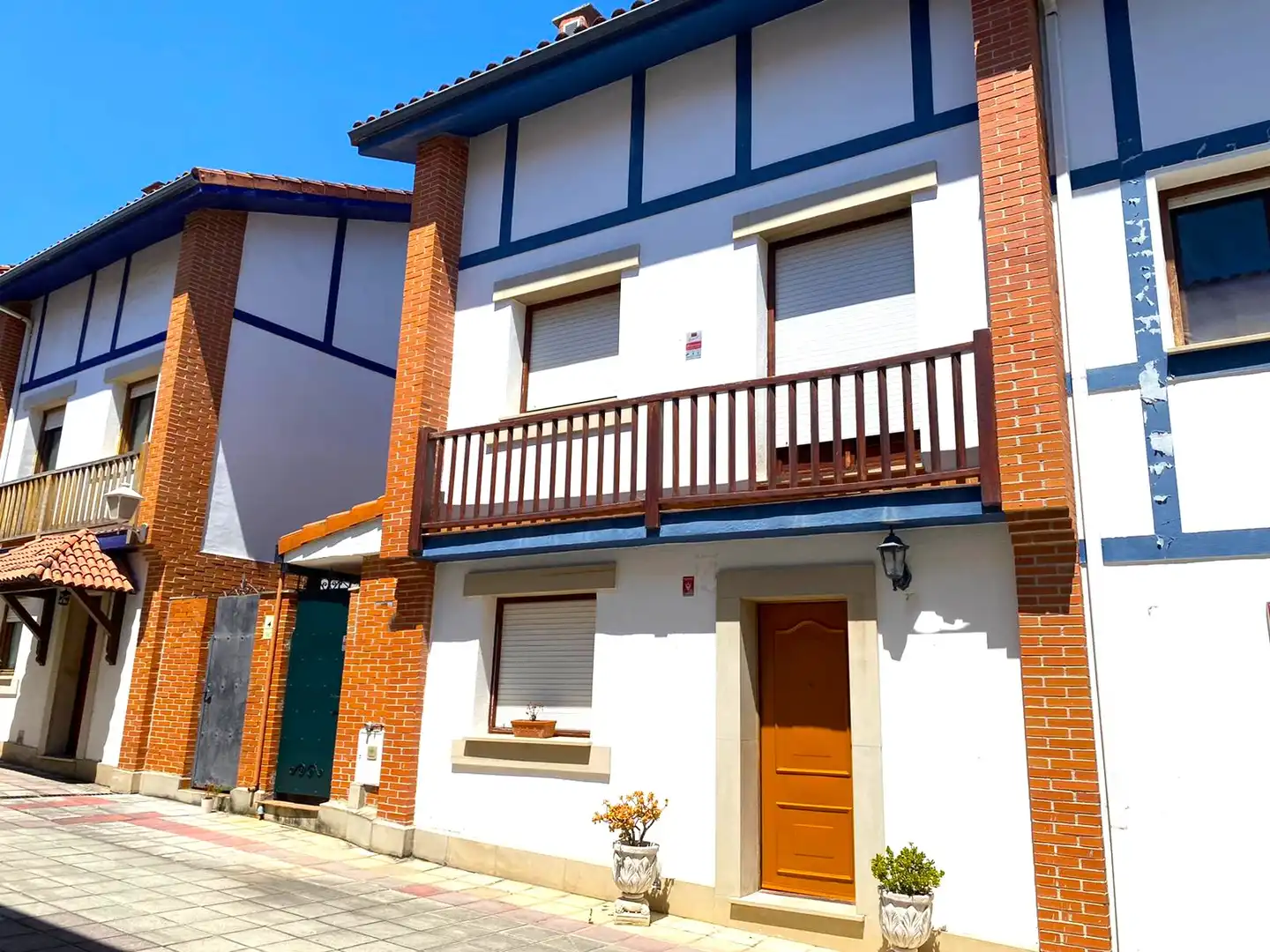 Außenansicht von Einfamilien-Reihenhaus zum Verkauf in Castro-Urdiales mit Heizung, Privatgarten und Parkett