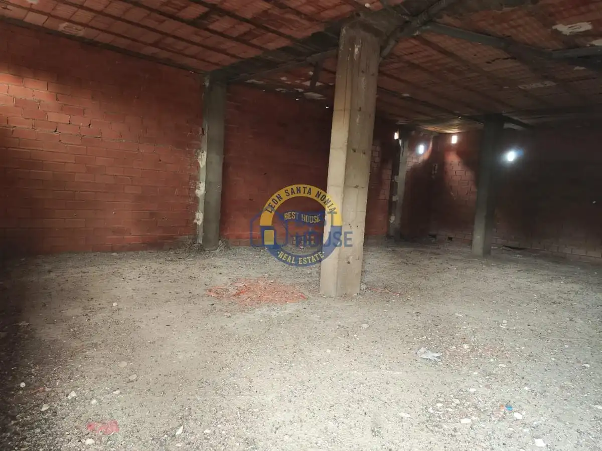 Local comercial en venda a Armunia, imagen 2