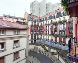 Vista exterior de Pis en venda en Bilbao  amb Balcó