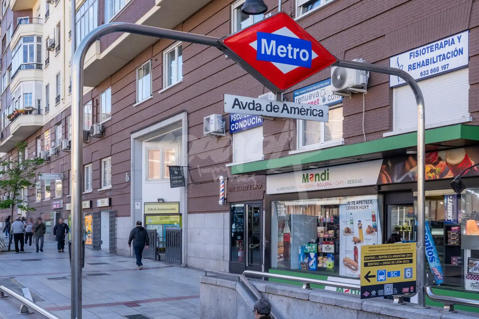 Geschaftsraum zur ubertragung in Madrid mit Möbliert