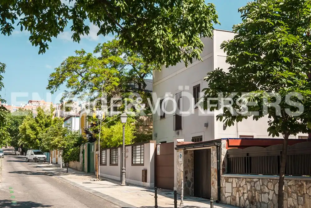 Vista exterior de Casa o xalet en venda en Madrid amb Calefacció, Jardí privat i Balcó