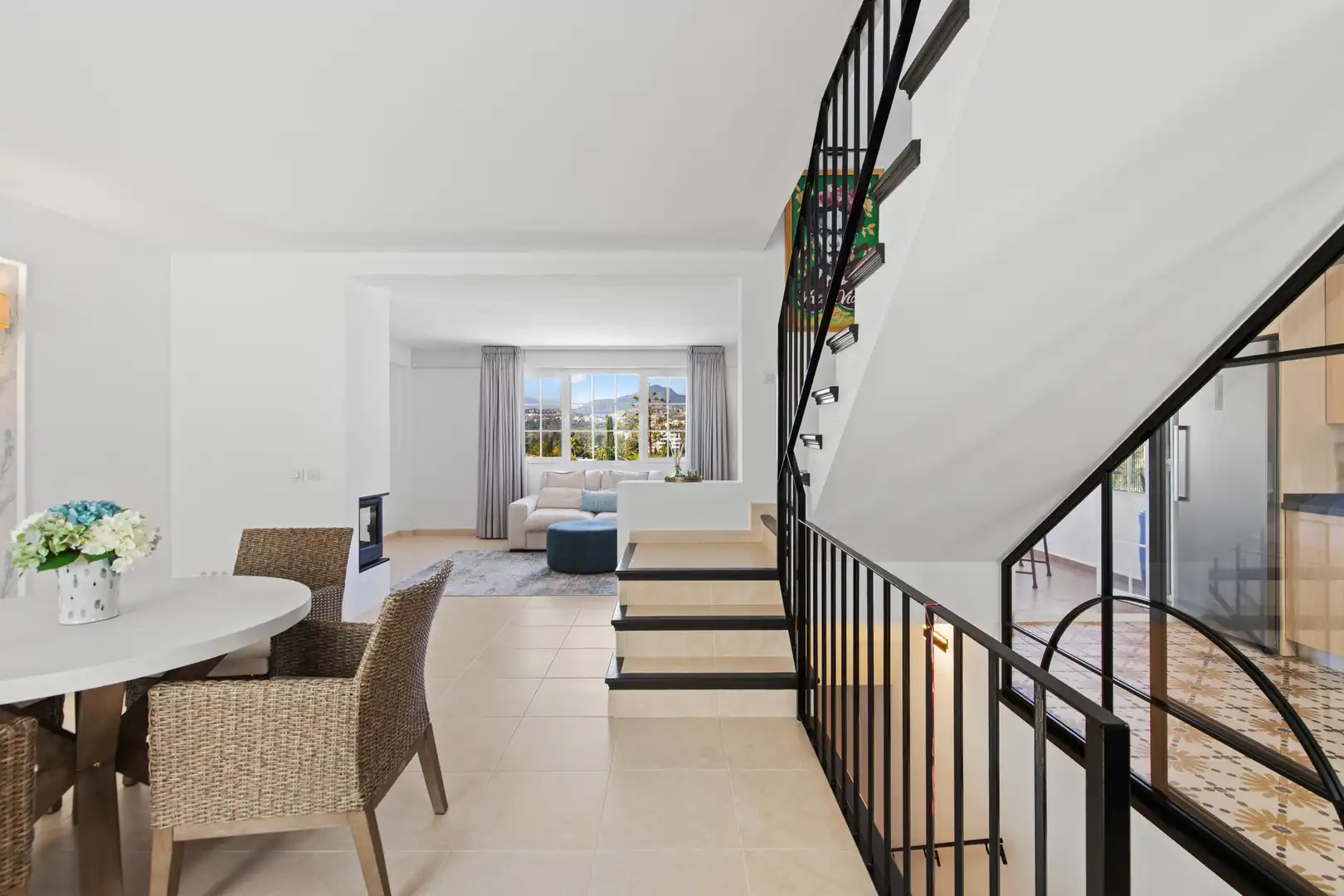 Sala d'estar de Casa adosada en venda en Marbella amb Aire condicionat, Jardí privat i Terrassa