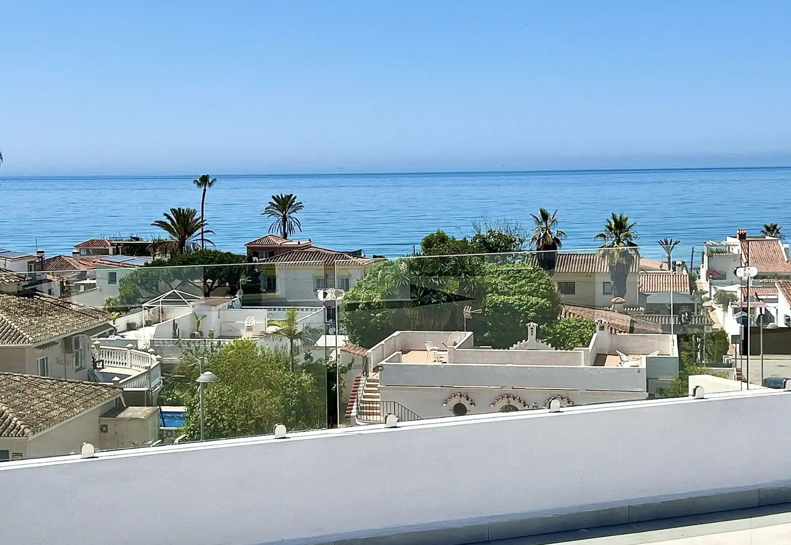 Außenansicht von Haus oder Chalet zum Verkauf in Marbella mit Klimaanlage, Heizung und Privatgarten