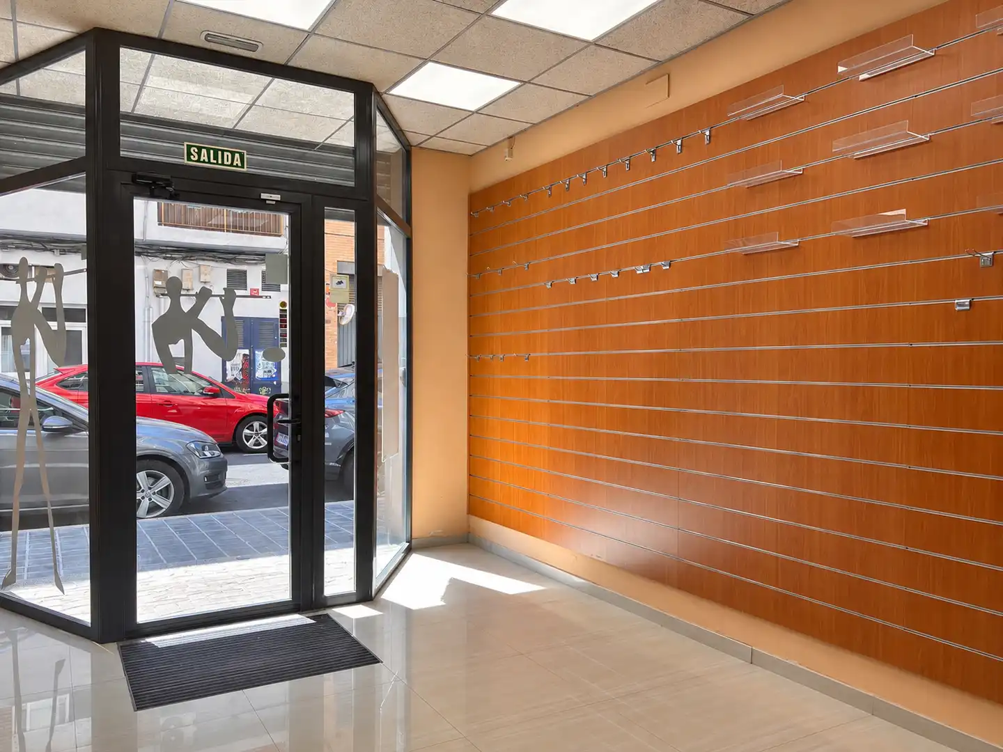 Local de lloguer en Valencia amb Aire condicionat, Moblat i Alarma