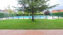 Piscina de Casa adosada en venda en Torrejón de Ardoz amb Calefacció, Jardí privat i Piscina comunitària