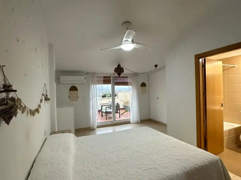 Schlafzimmer von Dachboden zur Miete in Murcia mit Klimaanlage, Terrasse und Möbliert