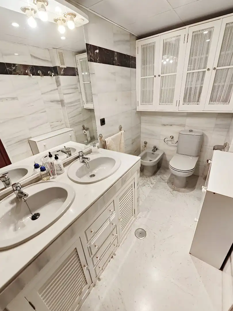 Badezimmer von Wohnung zum Verkauf in Sevilla mit Klimaanlage, Terrasse und Gemeinschaftspool