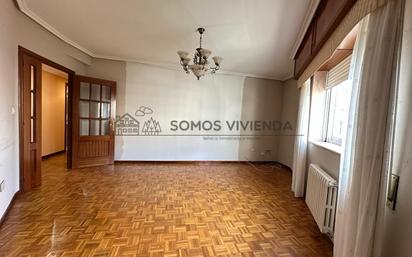 Sala d'estar de Pis en venda en Ourense Capital  amb Calefacció, Traster i Moblat