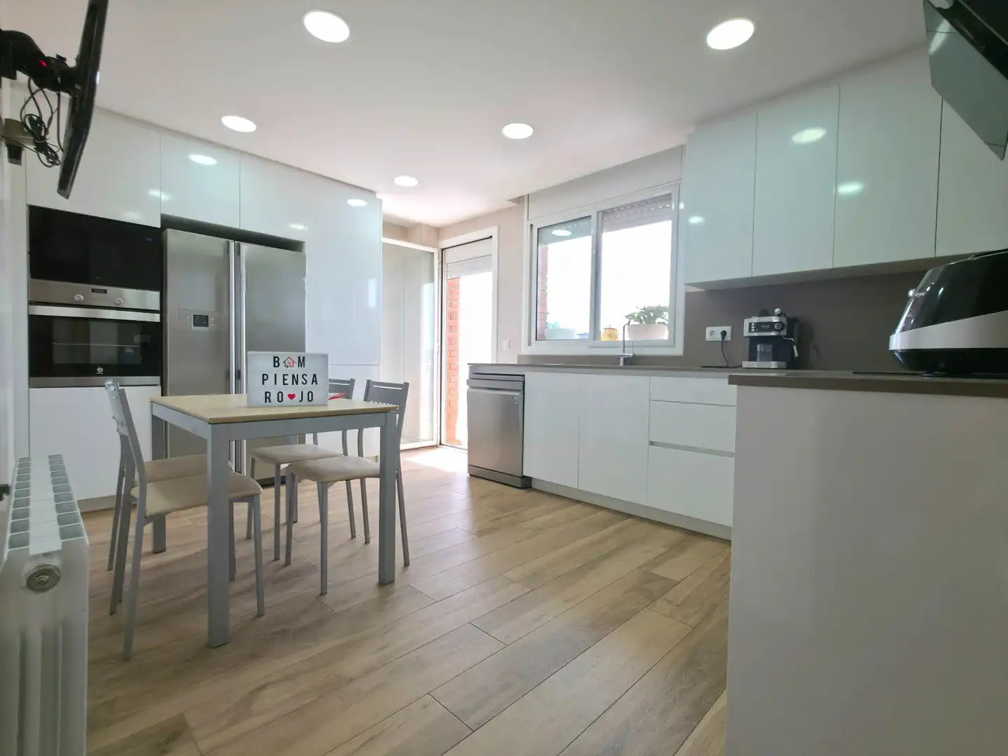 Cocina de Casa o chalet en venta en Sant Vicenç Dels Horts con Aire acondicionado, Calefacción y Jardín privado