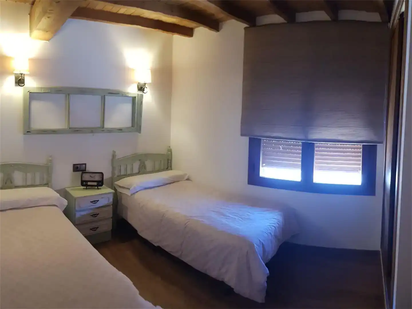Dormitori de Casa adosada en venda en Valdastillas amb Aire condicionat, Moblat i Forn