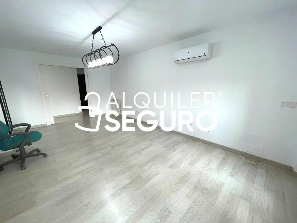 Schlafzimmer von Wohnung zur Miete in Madrid mit Klimaanlage und Heizung
