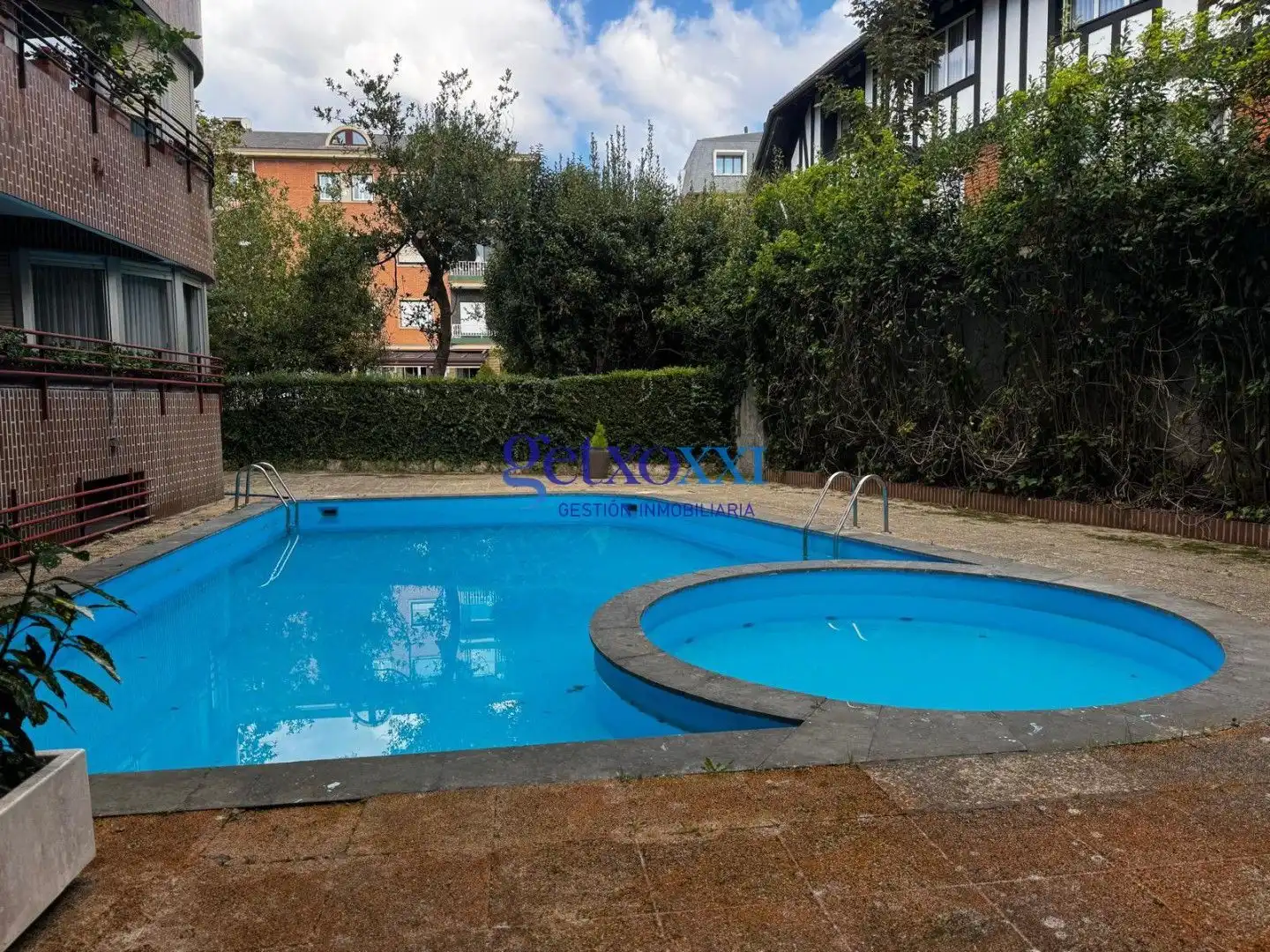 Piscina de Pis en venda en Getxo  amb Traster, Moblat i Piscina comunitària