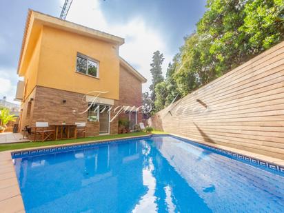 Vista exterior de Casa o xalet en venda en Sant Andreu de Llavaneres amb Aire condicionat i Piscina