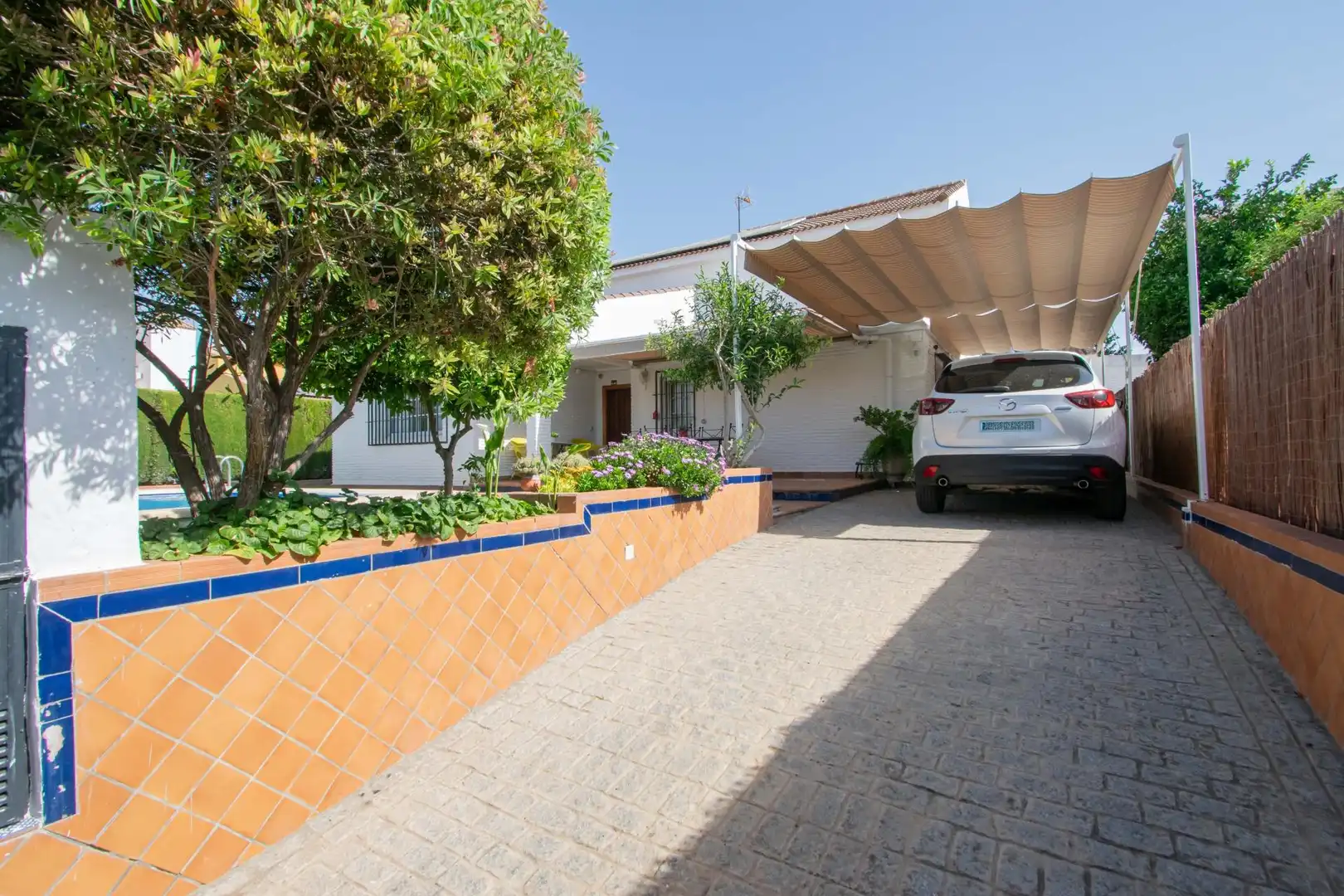 Vista exterior de Casa o xalet en venda en Gines amb Aire condicionat, Calefacció i Jardí privat