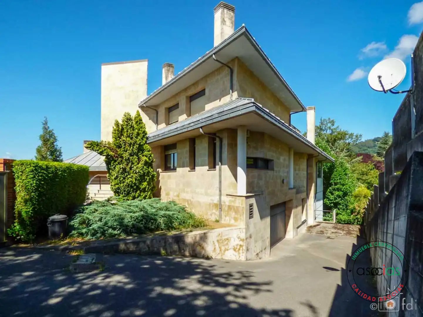 Vista exterior de Casa o xalet en venda en Oviedo  amb Calefacció, Jardí privat i Parquet