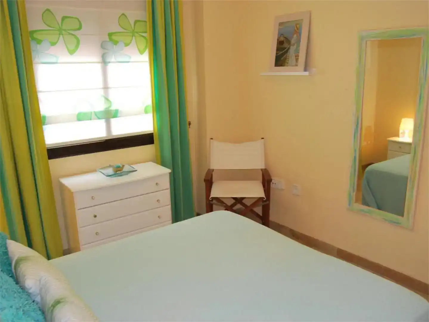 Schlafzimmer von Wohnungen zur Miete in Manilva mit Klimaanlage, Schwimmbad und Möbliert