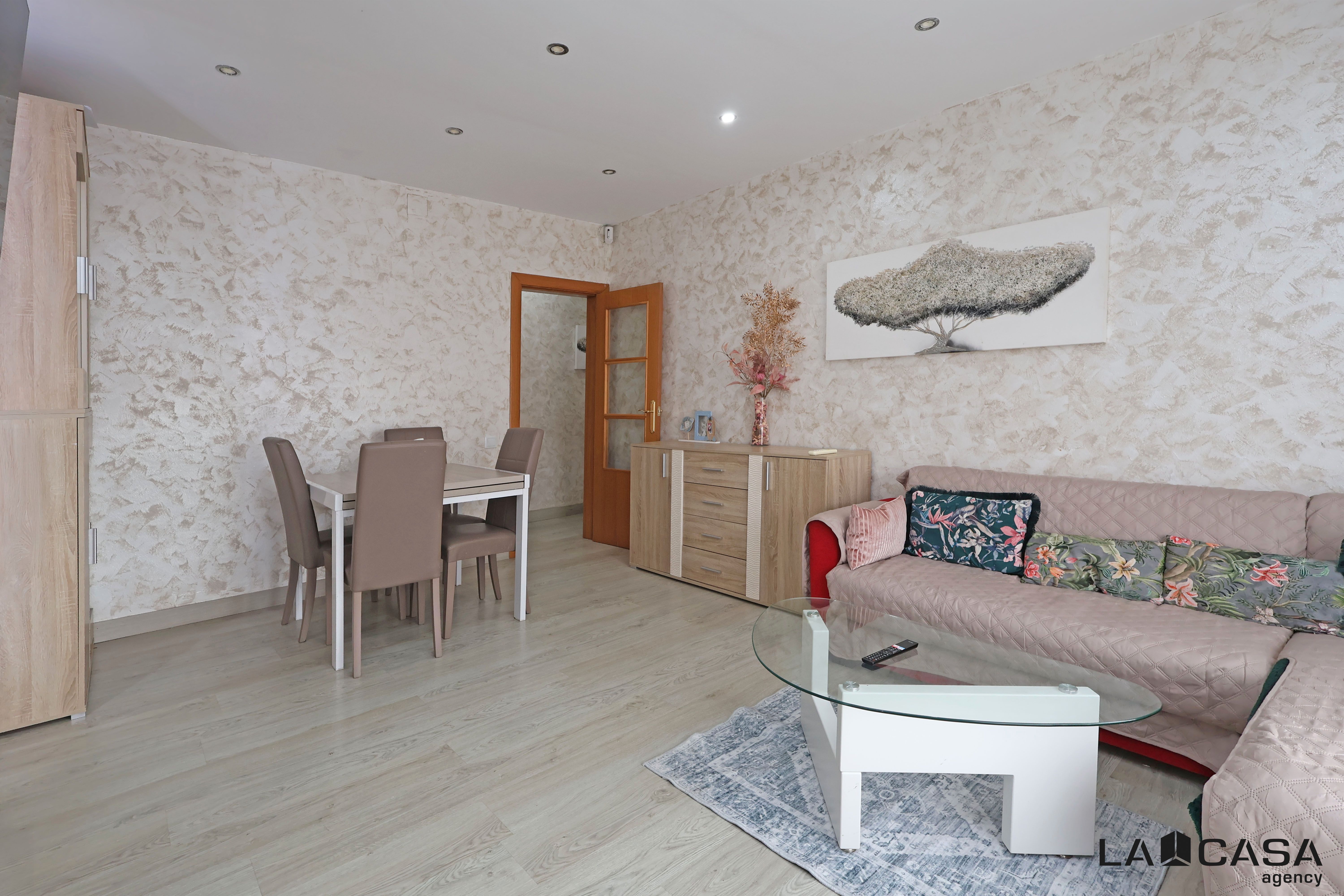 Sala d'estar de Pis en venda en L'Hospitalet de Llobregat amb Terrassa