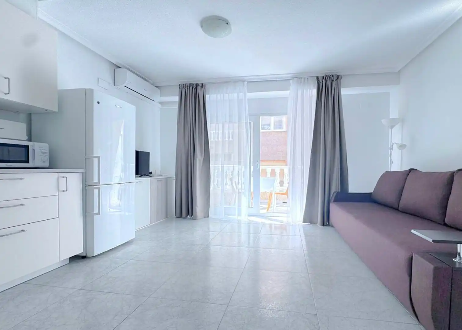 Sala d'estar de Estudi en venda en Torrevieja amb Aire condicionat, Terrassa i Moblat