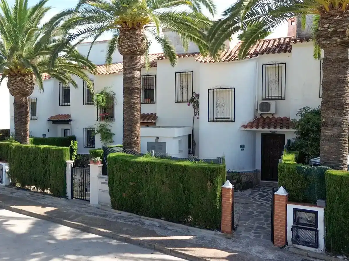 Vista exterior de Casa adosada en venda en Dénia amb Aire condicionat i Piscina
