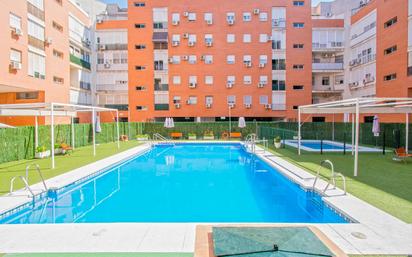 Swimming pool of Flat for sale in  Sevilla Capital  with Air Conditioner, Heating and Community pool