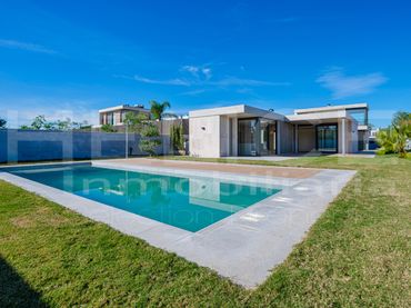 Villa con piscina in vendita a Calle Mar de China