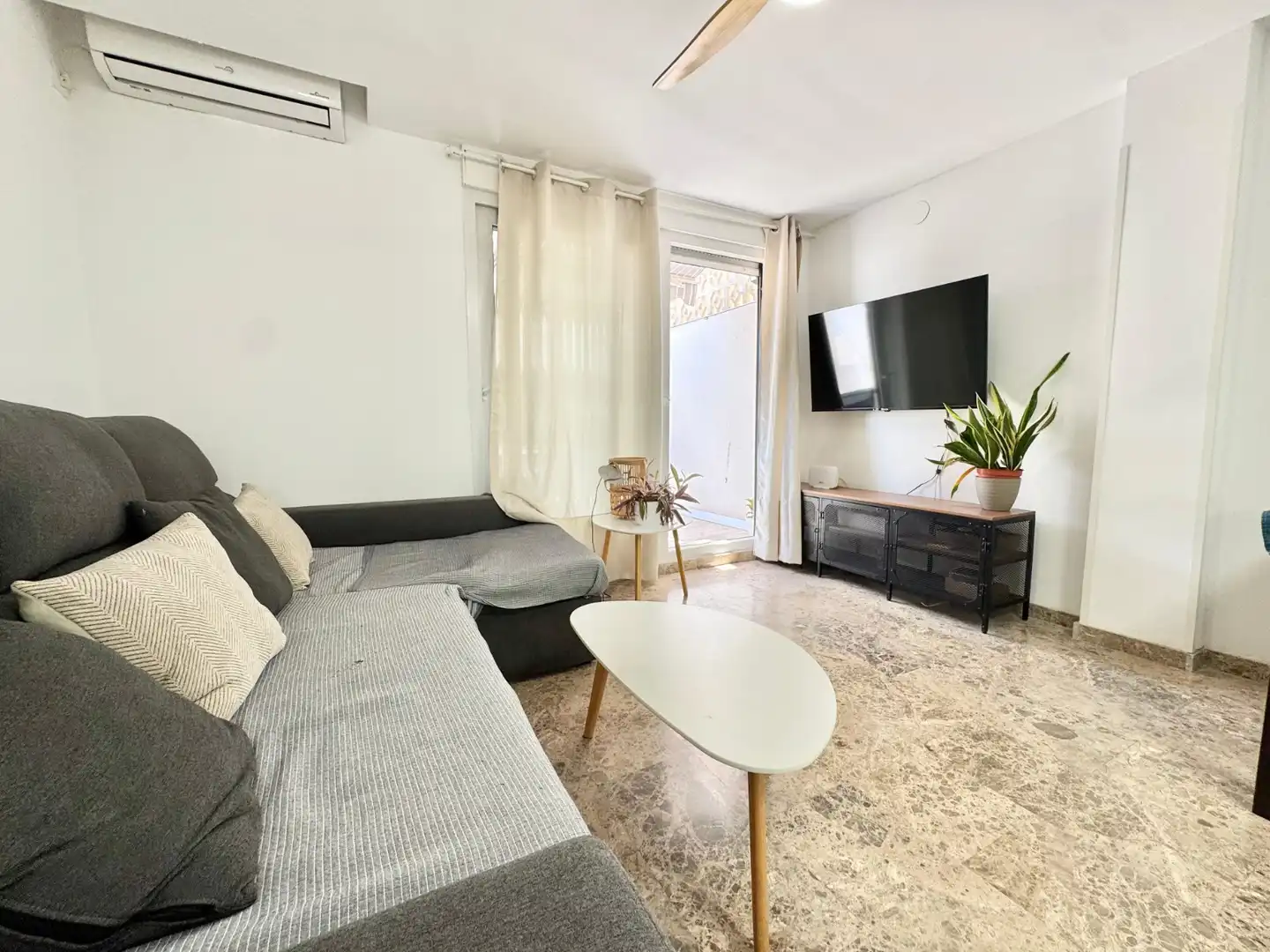 Sala de estar de Ático de alquiler en Torrevieja con Aire acondicionado, Terraza y Amueblado